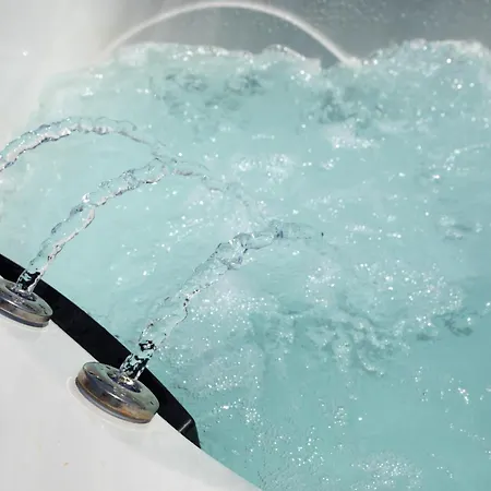 Sunlit Stylish Penthouse With Hot Tub - Close To Sliema Promenade, St Julian's & St Georges Bay * Gzira