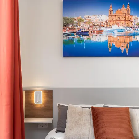 Daire Sunlit Stylish Penthouse With Hot Tub - Close To Sliema Promenade, St Julian's & St Georges Bay Gzira