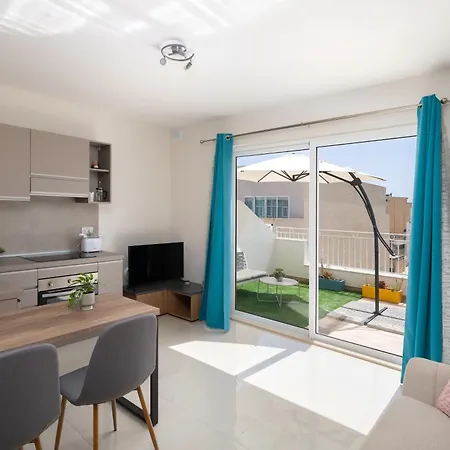 Sunlit Stylish Penthouse With Hot Tub - Close To Sliema Promenade, St Julian's & St Georges Bay