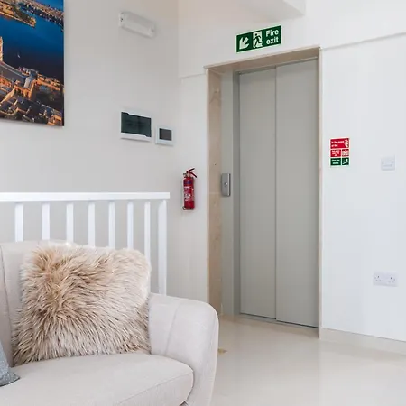 Sunlit Stylish Penthouse With Hot Tub - Close To Sliema Promenade, St Julian's & St Georges Bay Apartment