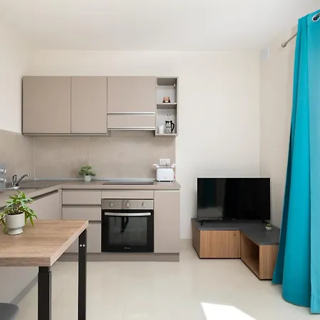 Sunlit Stylish Penthouse With Hot Tub - Close To Sliema Promenade, St Julian's & St Georges Bay Daire