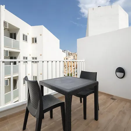 Sunlit Stylish Penthouse With Hot Tub - Close To Sliema Promenade, St Julian's & St Georges Bay Διαμέρισμα *