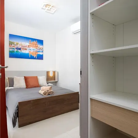 Apartment Sunlit Stylish Penthouse With Hot Tub - Close To Sliema Promenade, St Julian's & St Georges Bay *