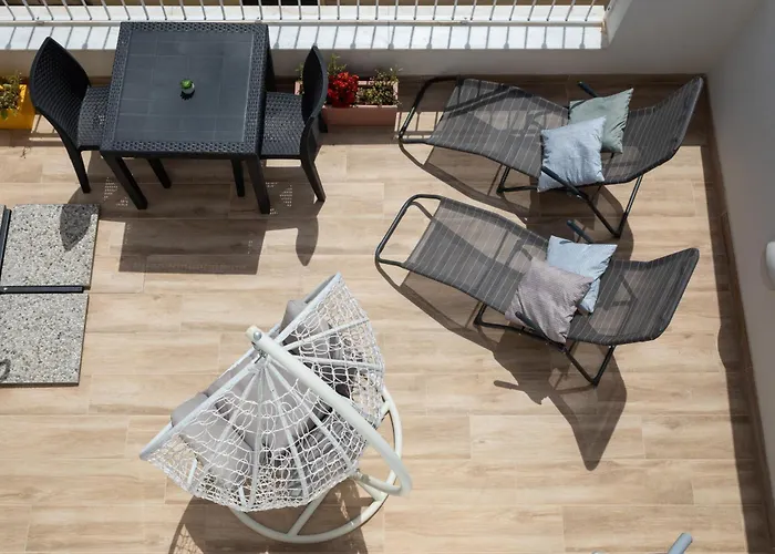 Daire Sunlit Stylish Penthouse With Hot Tub - Close To Sliema Promenade, St Julian's & St Georges Bay *