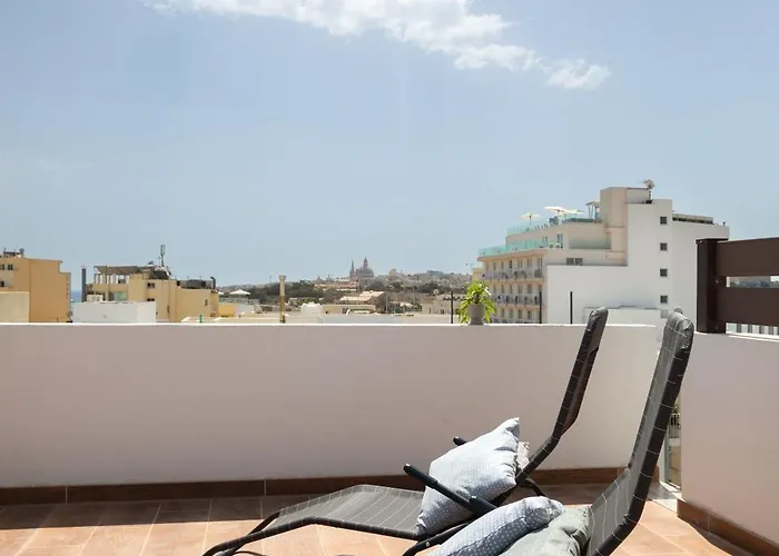 Sunlit Stylish Penthouse With Hot Tub - Close To Sliema Promenade, St Julian's & St Georges Bay Daire