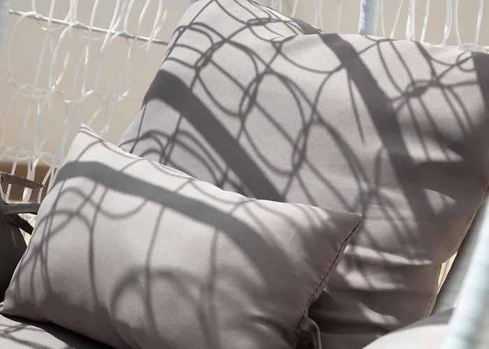 Daire Sunlit Stylish Penthouse With Hot Tub - Close To Sliema Promenade, St Julian's & St Georges Bay *