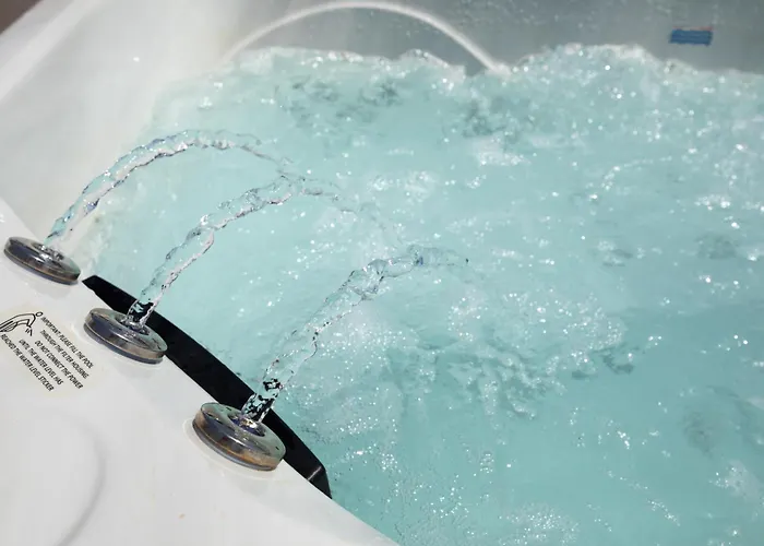 Sunlit Stylish Penthouse With Hot Tub - Close To Sliema Promenade, St Julian's & St Georges Bay * Gzira