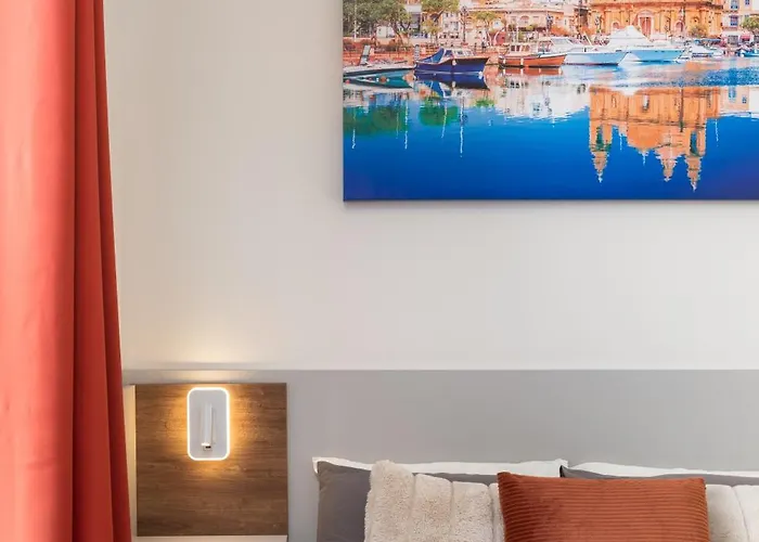 Daire Sunlit Stylish Penthouse With Hot Tub - Close To Sliema Promenade, St Julian's & St Georges Bay Gzira