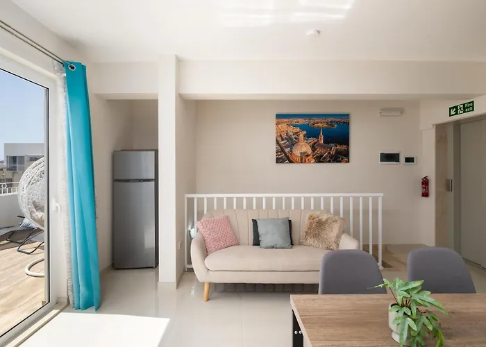 Sunlit Stylish Penthouse With Hot Tub - Close To Sliema Promenade, St Julian's & St Georges Bay Daire Gzira