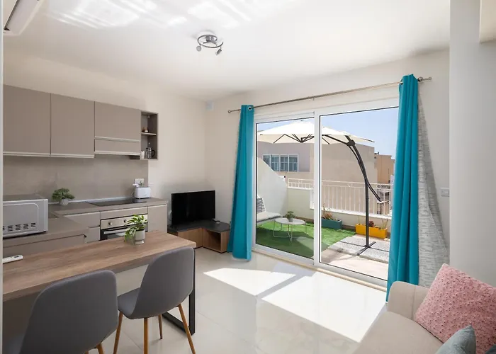 Sunlit Stylish Penthouse With Hot Tub - Close To Sliema Promenade, St Julian's & St Georges Bay