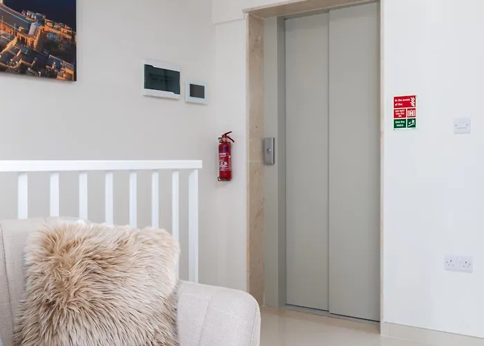 Sunlit Stylish Penthouse With Hot Tub - Close To Sliema Promenade, St Julian's & St Georges Bay Daire