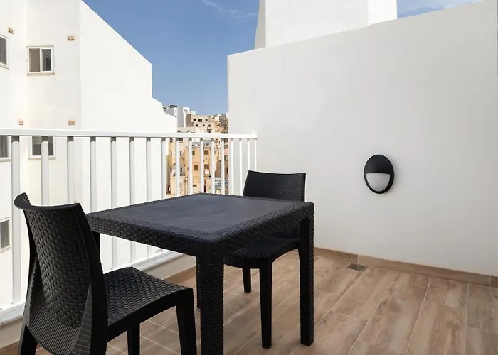 Sunlit Stylish Penthouse With Hot Tub - Close To Sliema Promenade, St Julian's & St Georges Bay Gzira