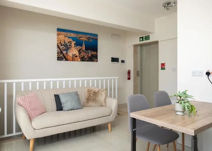 Sunlit Stylish Penthouse With Hot Tub - Close To Sliema Promenade, St Julian's & St Georges Bay Daire