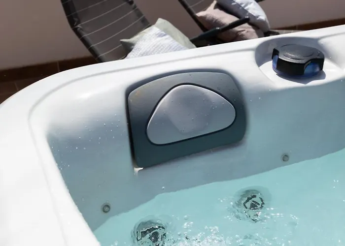 Daire Sunlit Stylish Penthouse With Hot Tub - Close To Sliema Promenade, St Julian's & St Georges Bay