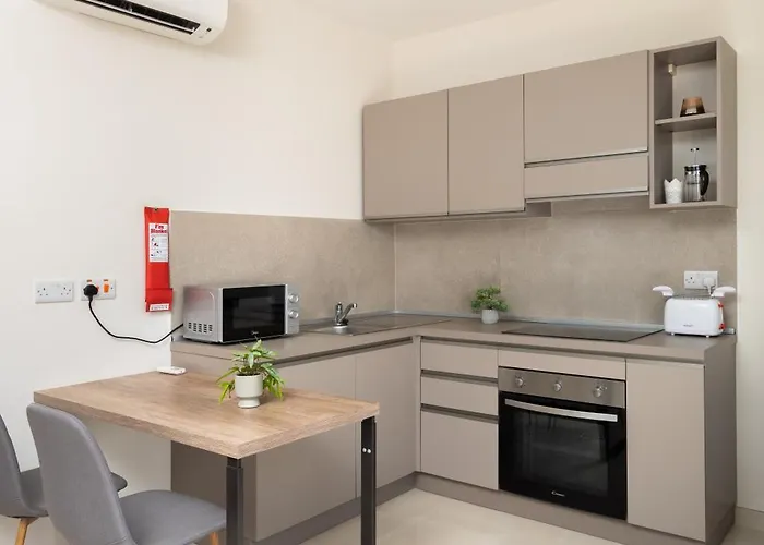 Sunlit Stylish Penthouse With Hot Tub - Close To Sliema Promenade, St Julian's & St Georges Bay Gzira