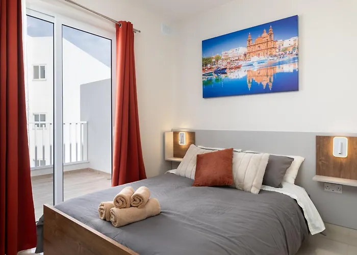 Sunlit Stylish Penthouse With Hot Tub - Close To Sliema Promenade, St Julian's & St Georges Bay * Gzira