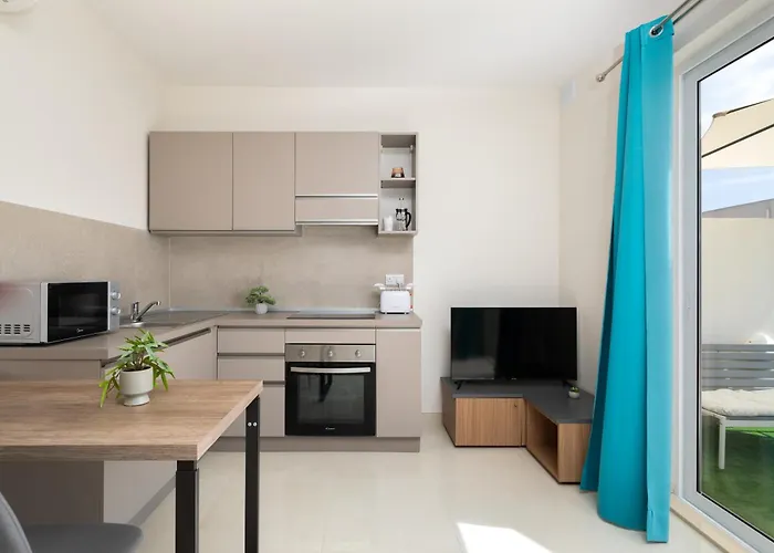 Sunlit Stylish Penthouse With Hot Tub - Close To Sliema Promenade, St Julian's & St Georges Bay Daire