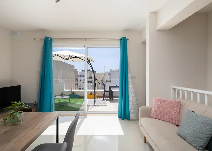 Daire Sunlit Stylish Penthouse With Hot Tub - Close To Sliema Promenade, St Julian's & St Georges Bay