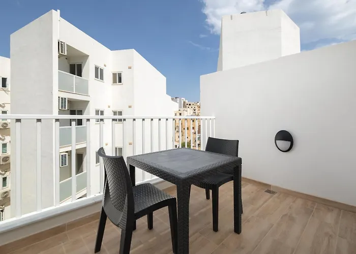 Sunlit Stylish Penthouse With Hot Tub - Close To Sliema Promenade, St Julian's & St Georges Bay Daire *