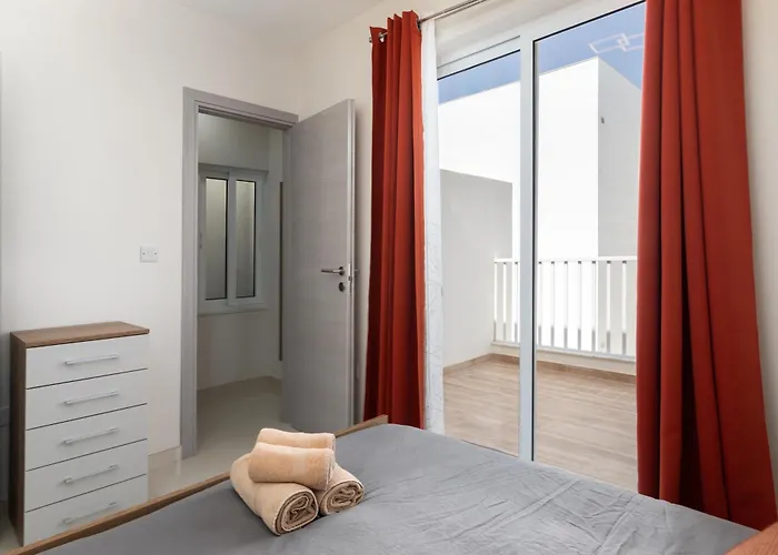 Sunlit Stylish Penthouse With Hot Tub - Close To Sliema Promenade, St Julian's & St Georges Bay * Gzira