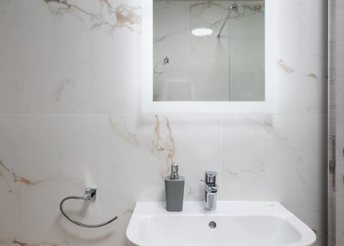 Sunlit Stylish Penthouse With Hot Tub - Close To Sliema Promenade, St Julian's & St Georges Bay