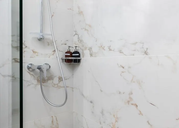 Daire Sunlit Stylish Penthouse With Hot Tub - Close To Sliema Promenade, St Julian's & St Georges Bay Gzira