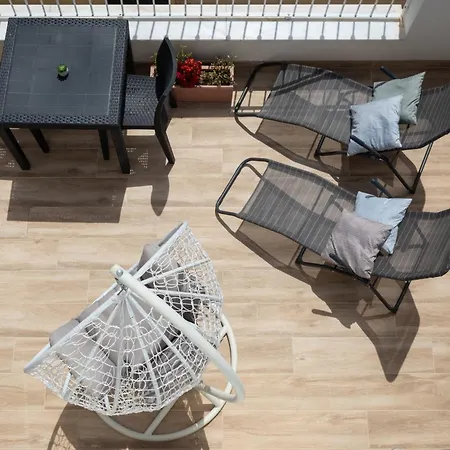 Apartament Sunlit Stylish Penthouse With Hot Tub - Close To Sliema Promenade, St Julian's & St Georges Bay *