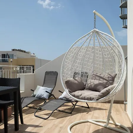 Sunlit Stylish Penthouse With Hot Tub - Close To Sliema Promenade, St Julian's & St Georges Bay Apartament *