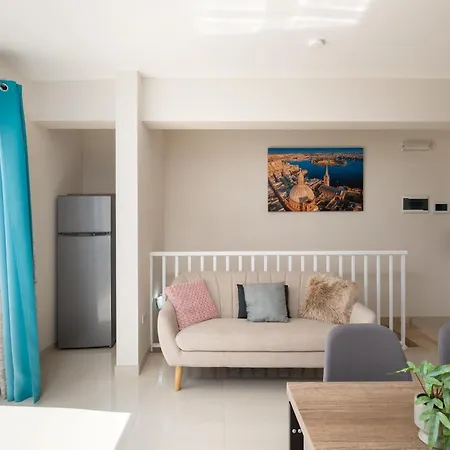 Sunlit Stylish Penthouse With Hot Tub - Close To Sliema Promenade, St Julian's & St Georges Bay Apartment Gzira