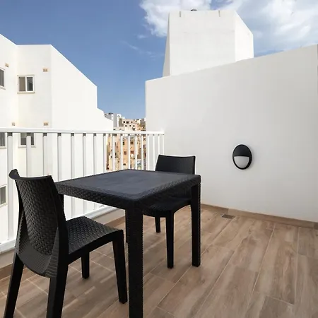 Sunlit Stylish Penthouse With Hot Tub - Close To Sliema Promenade, St Julian's & St Georges Bay Gzira