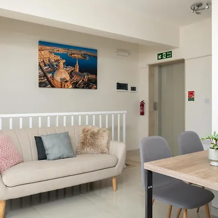 Sunlit Stylish Penthouse With Hot Tub - Close To Sliema Promenade, St Julian's & St Georges Bay Apartament