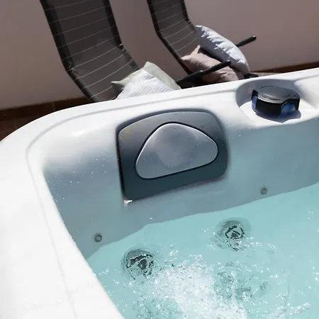 Apartament Sunlit Stylish Penthouse With Hot Tub - Close To Sliema Promenade, St Julian's & St Georges Bay