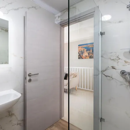 Apartament Sunlit Stylish Penthouse With Hot Tub - Close To Sliema Promenade, St Julian's & St Georges Bay *