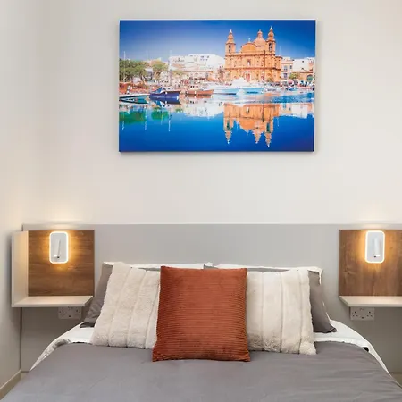 Sunlit Stylish Penthouse With Hot Tub - Close To Sliema Promenade, St Julian's & St Georges Bay *