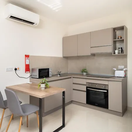 Sunlit Stylish Penthouse With Hot Tub - Close To Sliema Promenade, St Julian's & St Georges Bay Gzira