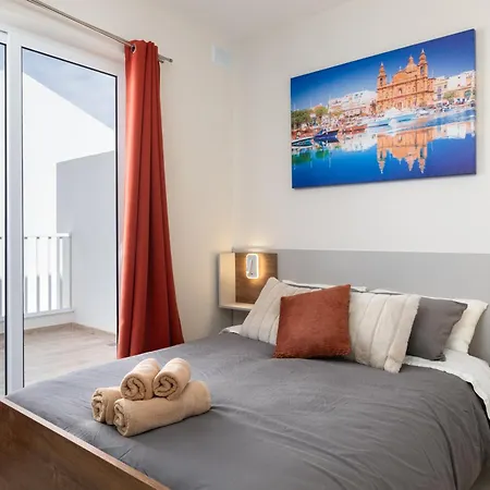 Sunlit Stylish Penthouse With Hot Tub - Close To Sliema Promenade, St Julian's & St Georges Bay * Gzira