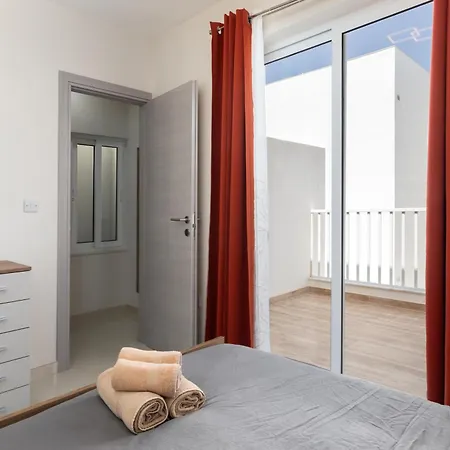 Sunlit Stylish Penthouse With Hot Tub - Close To Sliema Promenade, St Julian's & St Georges Bay * Gzira