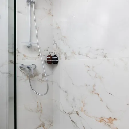 شقة Sunlit Stylish Penthouse With Hot Tub - Close To Sliema Promenade, St Julian's & St Georges Bay Gzira