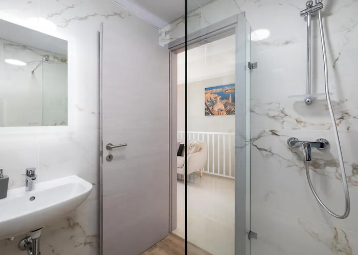 Lejlighed Sunlit Stylish Penthouse With Hot Tub - Close To Sliema Promenade, St Julian's & St Georges Bay *