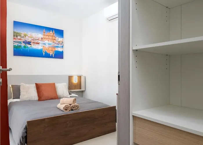 Lejlighed Sunlit Stylish Penthouse With Hot Tub - Close To Sliema Promenade, St Julian's & St Georges Bay *